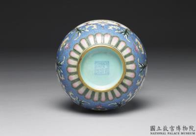 图片[3]-Gall-bladder vase in yang-ts’ai enamels with incised blue ground pattern of flower brocade and band décor 1742 (Ch’ien-lung reign)-China Archive